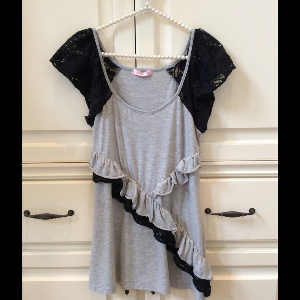 🔴Lace Detailed Top…Boutique Purchase🔴